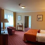 호텔 Zum Stein Wellness & Genuss 4*