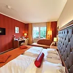 Zum Stein Wellness & Genuss 호텔 4*