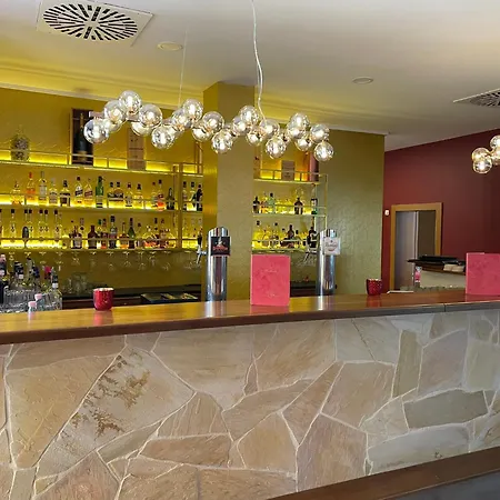 Отель Zum Stein Wellness & Genuss