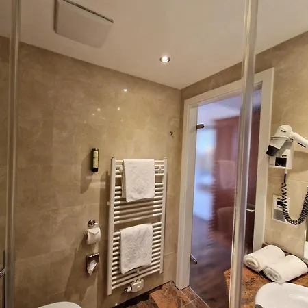 Zum Stein Wellness & Genuss Hotel 4*