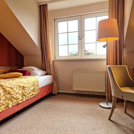 Zum Stein Wellness & Genuss Hotel 4*