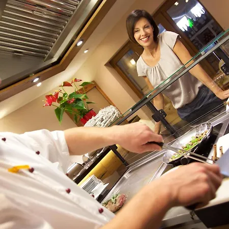 فندق Zum Stein Wellness & Genuss 4*